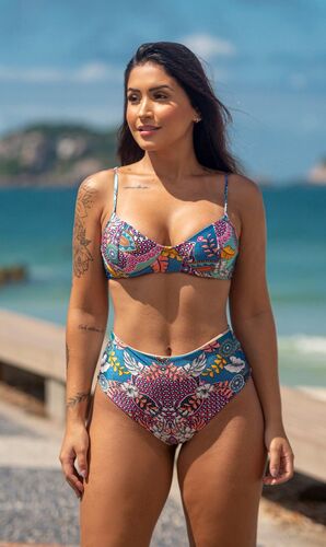 Conjunto Biquíni Meia Taça com Aro e Calcinha Hot Pants Estampado Chic