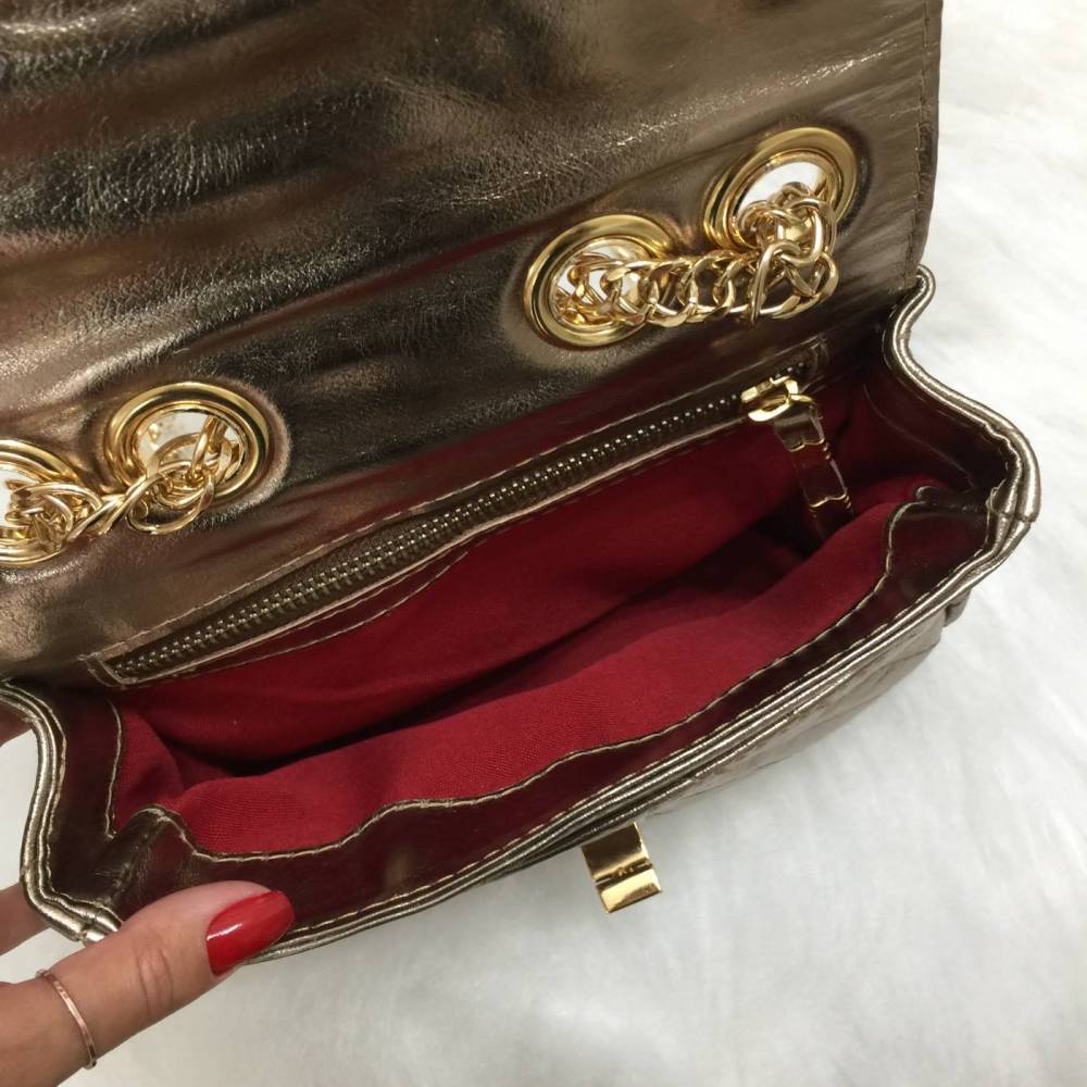 VERSALHES PEQUENA Bolsa de corrente em couro legítimo metalizada dourada com metais ouro matelassê chevron