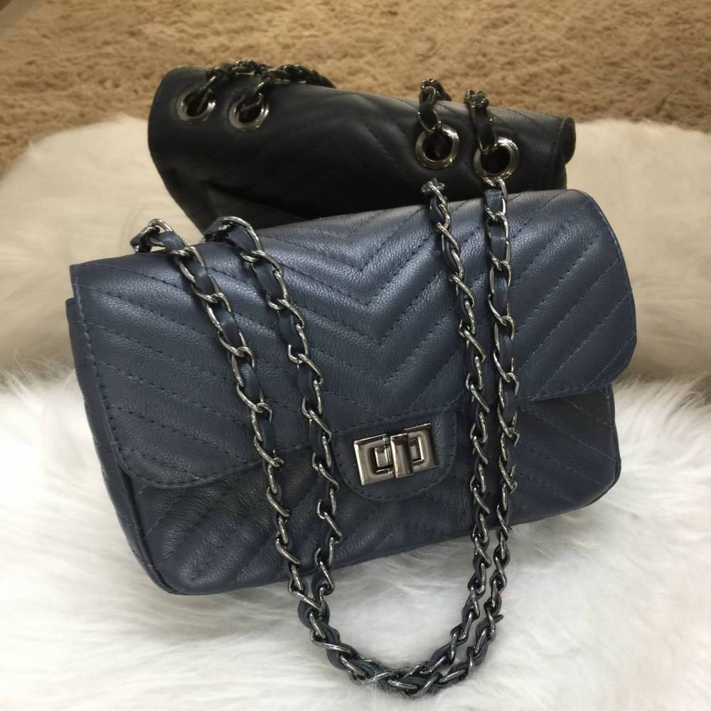 VERSALHES MÉDIA Bolsa de corrente em couro legítimo azul marinho matelassê chevron