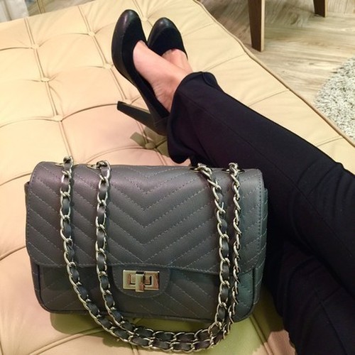 VERSALHES MÉDIA Bolsa de corrente em couro legítimo cinza chumbo matelassê chevron