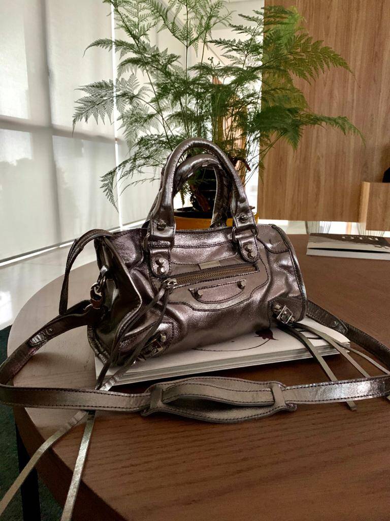 MINI BARCELONA Bolsa pequena couro legítimo metalizado prateado